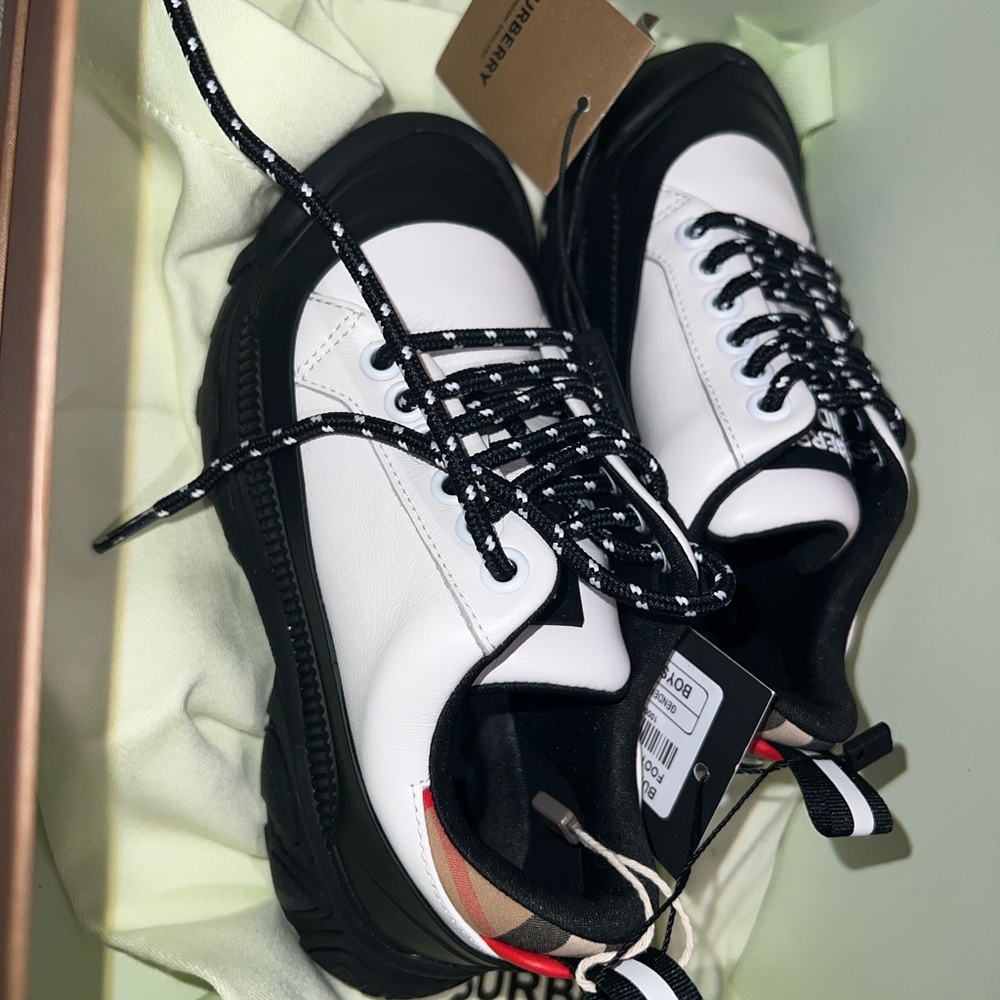 Burberry Kids size 10C/27 sneakers